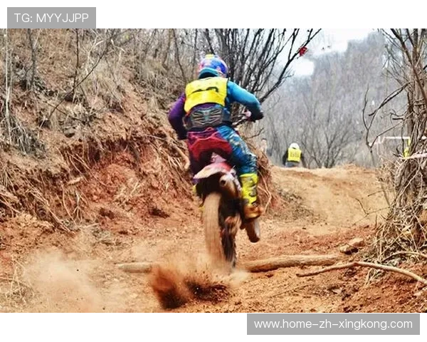 越野摩托连续冲坡完成惊险飞跃